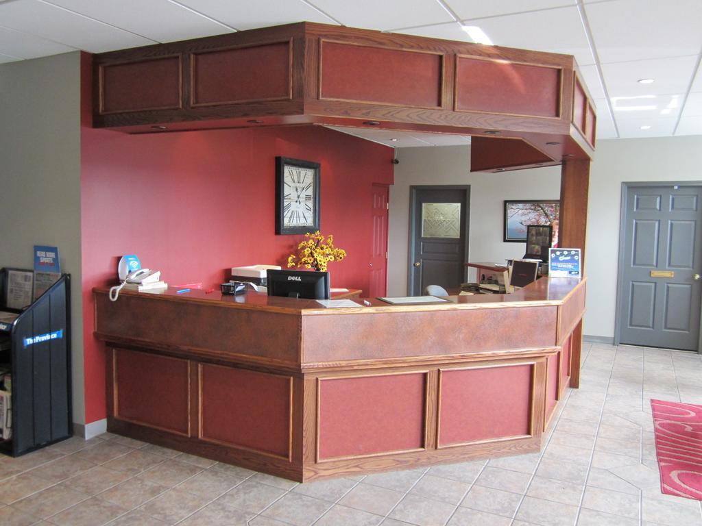 Ramada By Wyndham Williams Lake Exterior foto