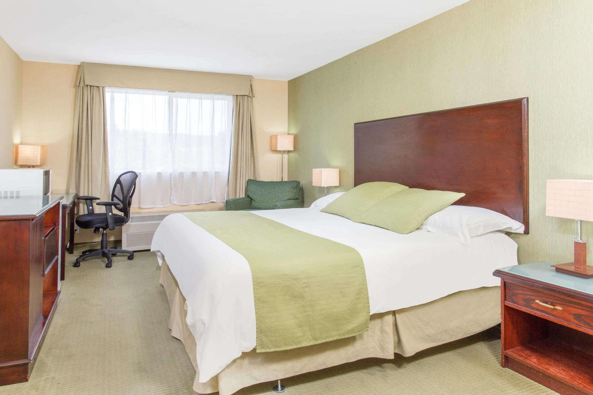 Ramada By Wyndham Williams Lake Exterior foto