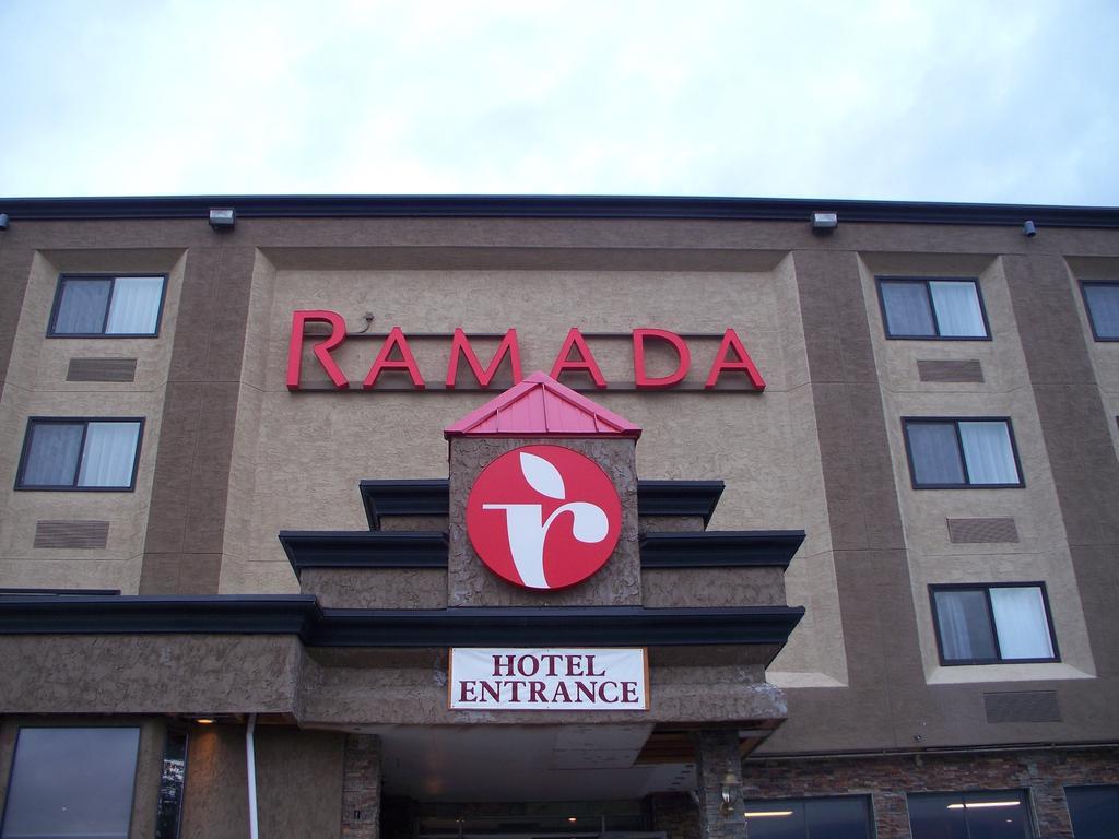 Ramada By Wyndham Williams Lake Exterior foto
